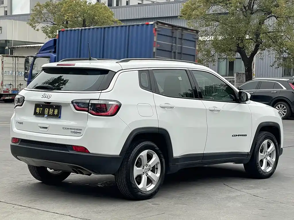 Jeep Compass — фото 8