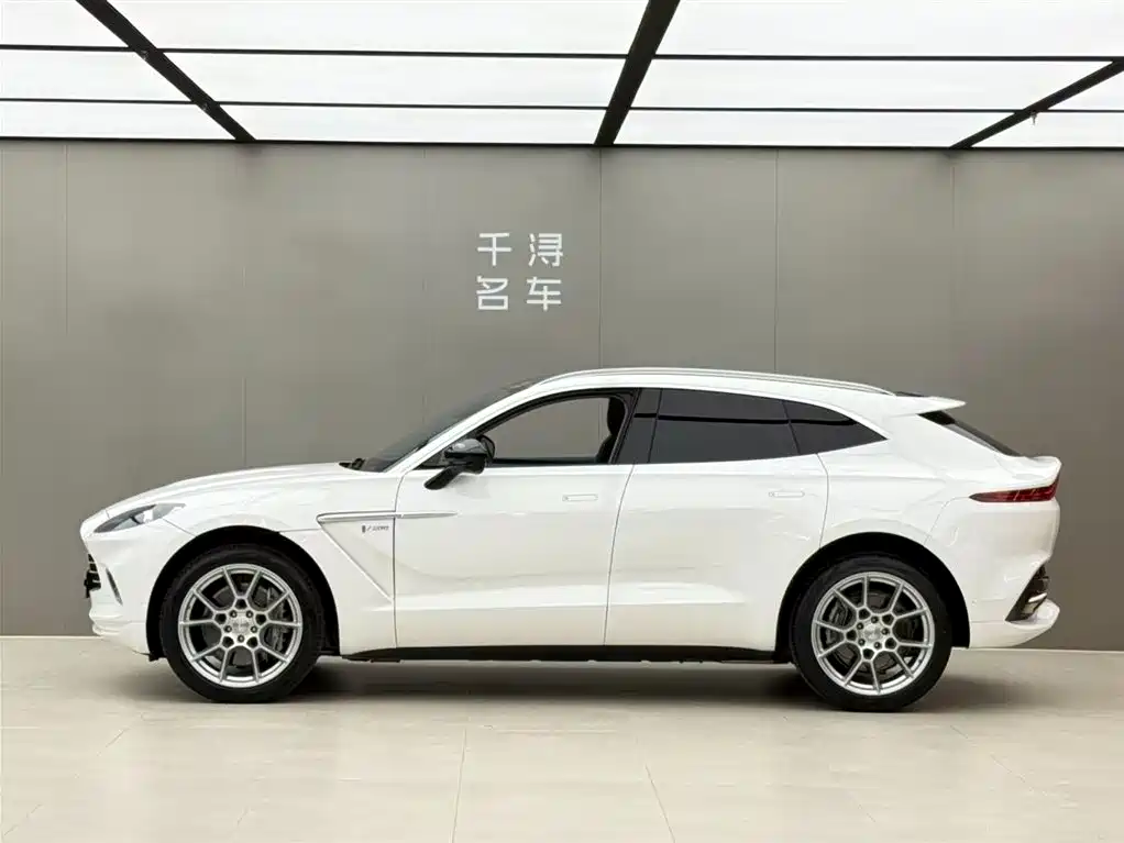 Aston Martin DBX — фото 3
