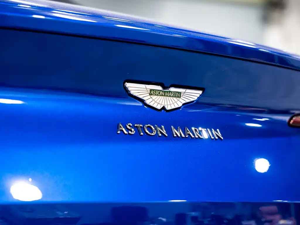 Aston Martin DB11 — фото 14