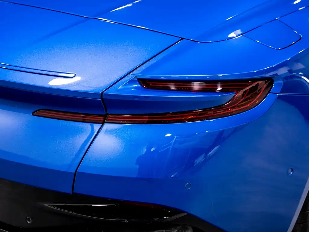 Aston Martin DB11 — фото 15