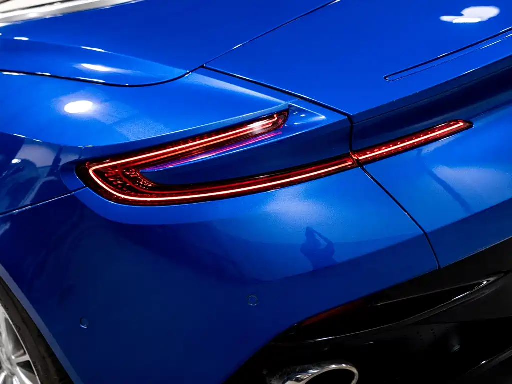 Aston Martin DB11 — фото 16