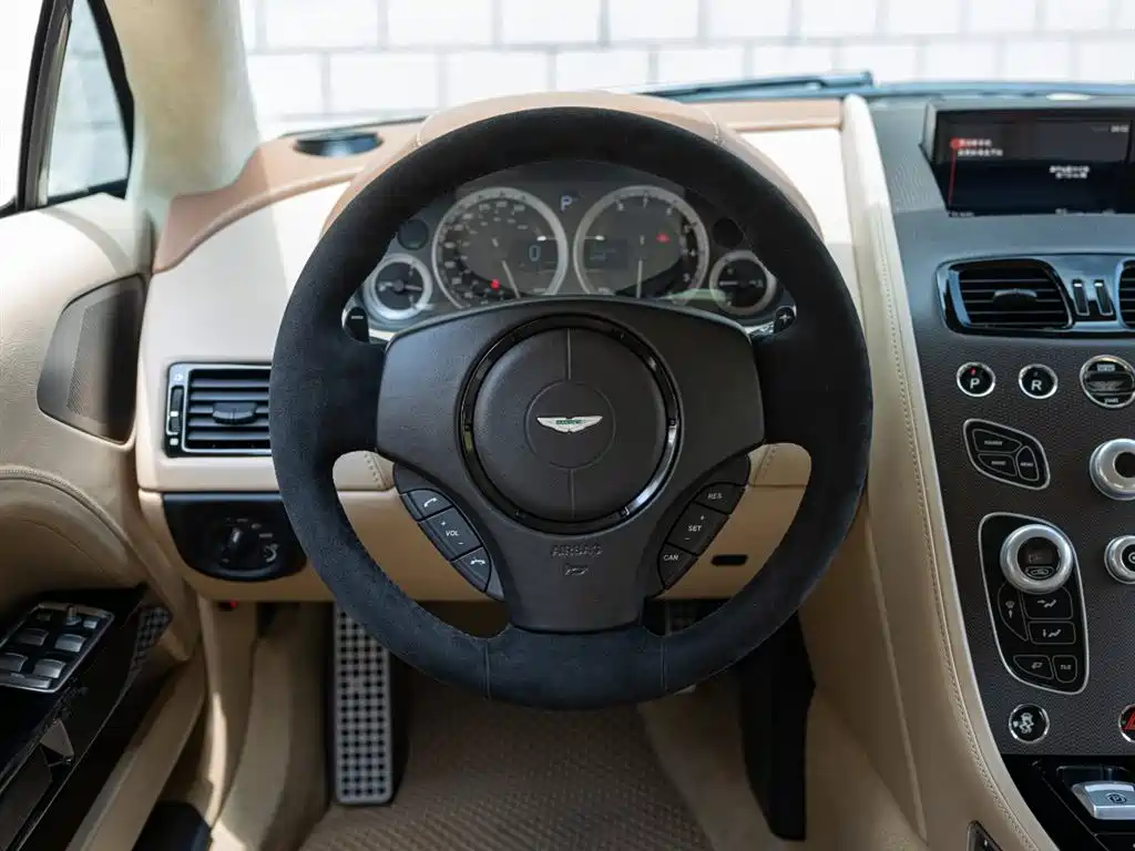 Aston Martin Rapide — фото 11