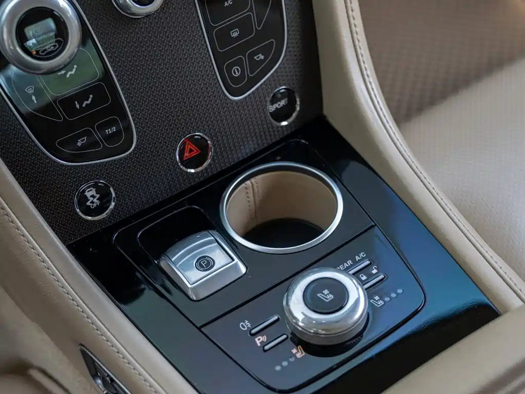 Aston Martin Rapide — фото 14