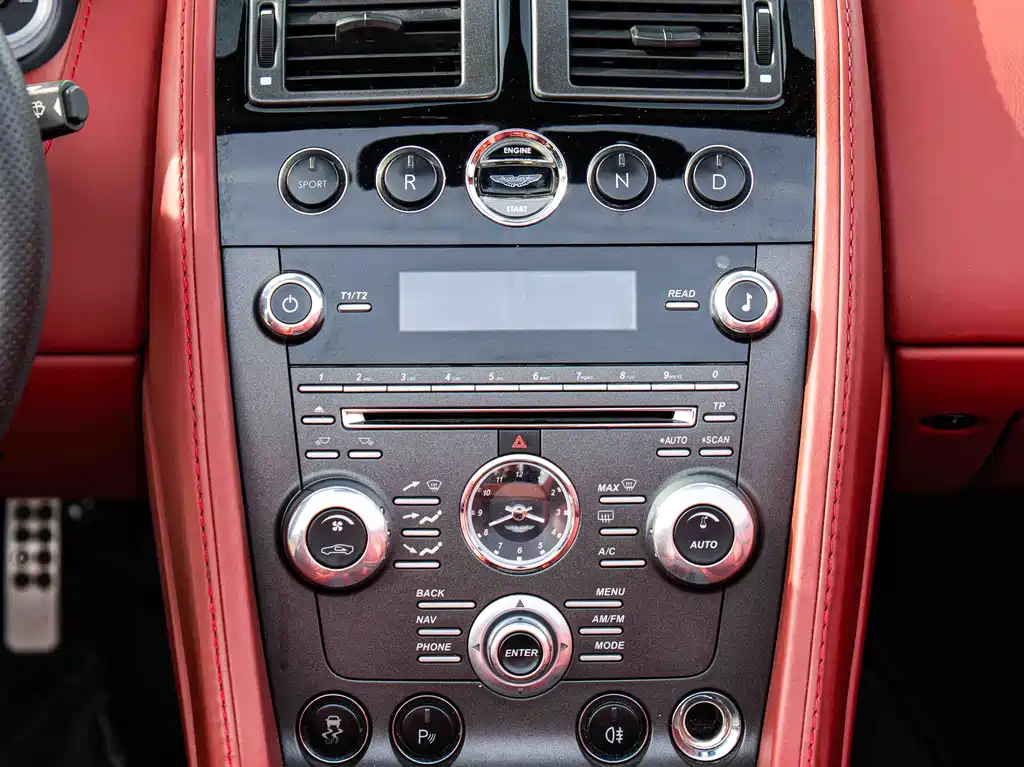 Aston Martin V8 Vantage — фото 16