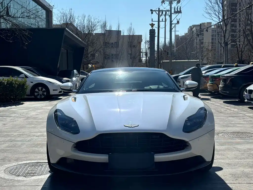 Aston Martin DB11 — фото 2