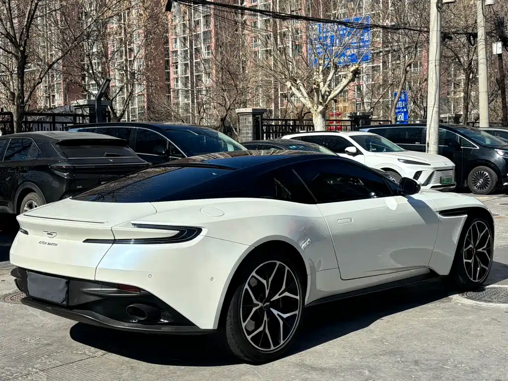 Aston Martin DB11 — фото 5