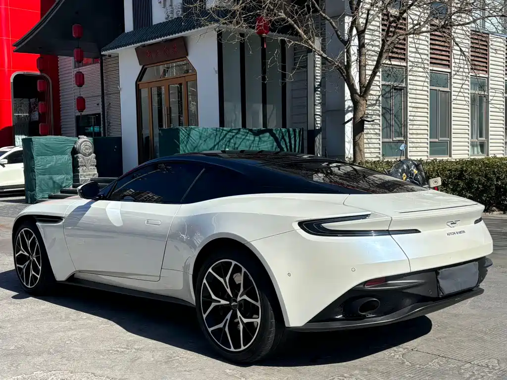 Aston Martin DB11 — фото 7