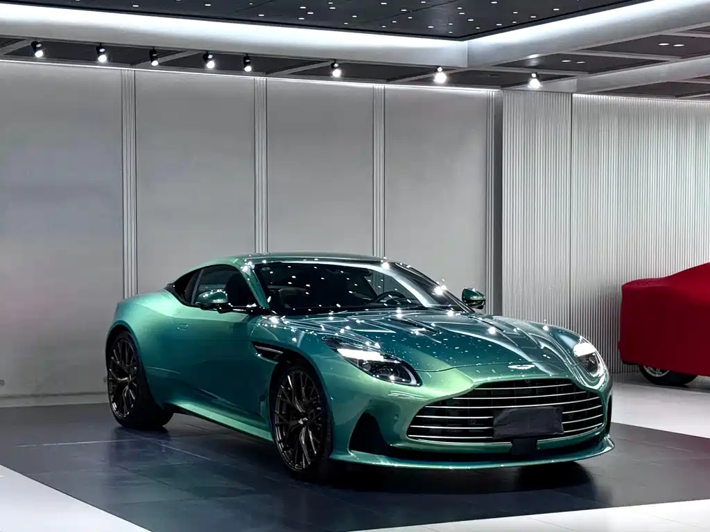 Aston Martin DB12 — фото 2
