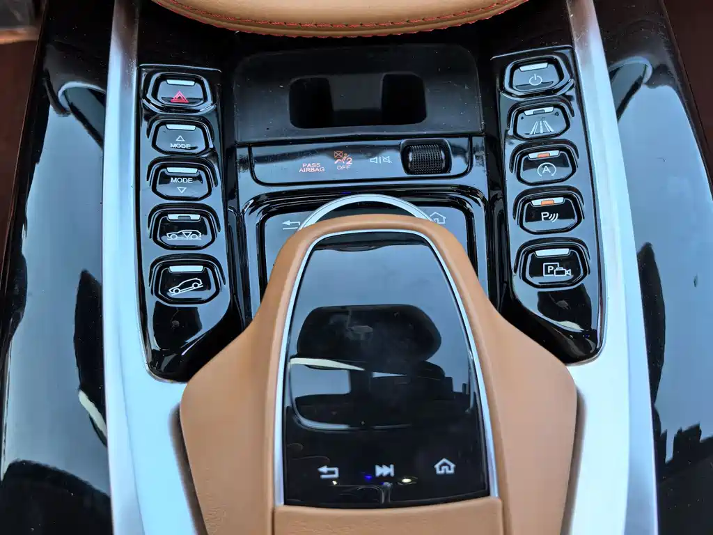 Aston Martin DBX — фото 11