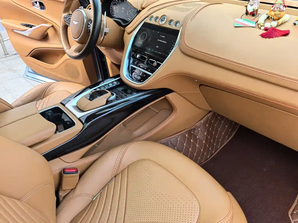 Aston Martin DBX — фото 17