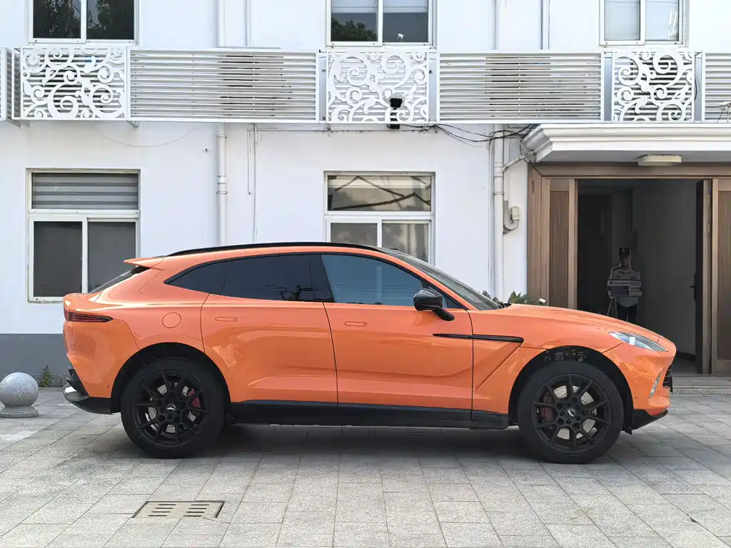 Aston Martin DBX — фото 5