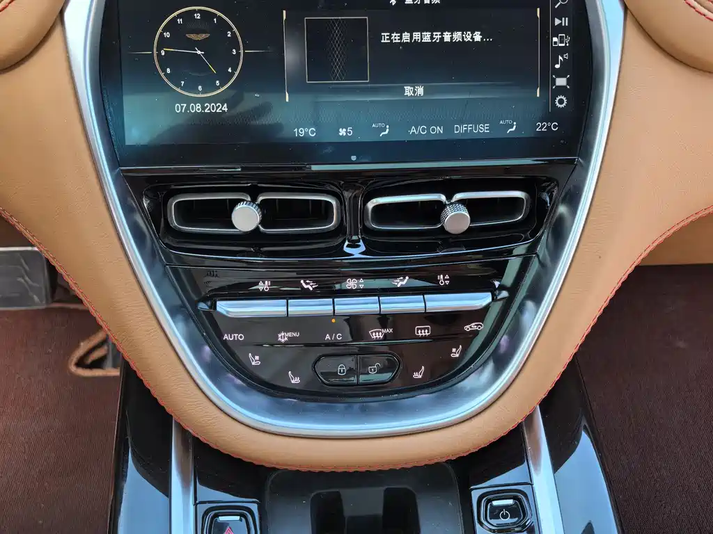 Aston Martin DBX — фото 10