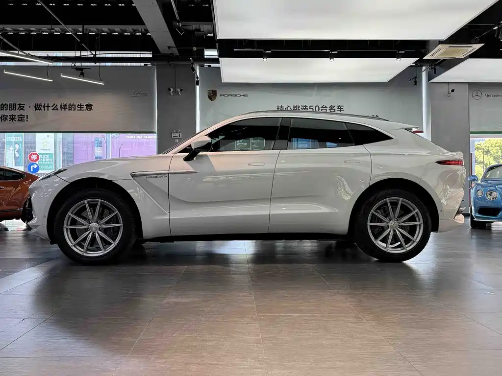 Aston Martin DBX — фото 18