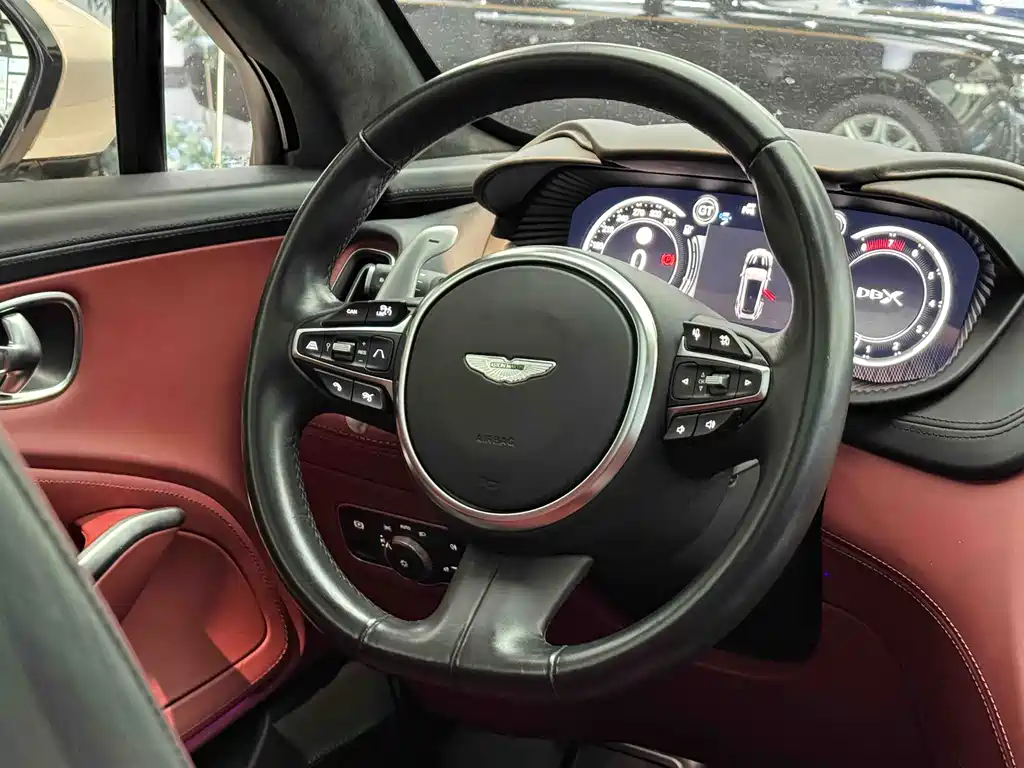 Aston Martin DBX — фото 10