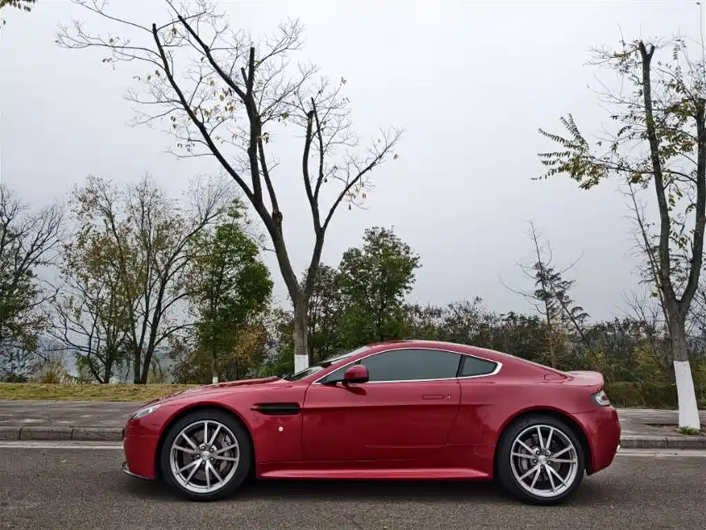 Aston Martin V8 Vantage — фото 5