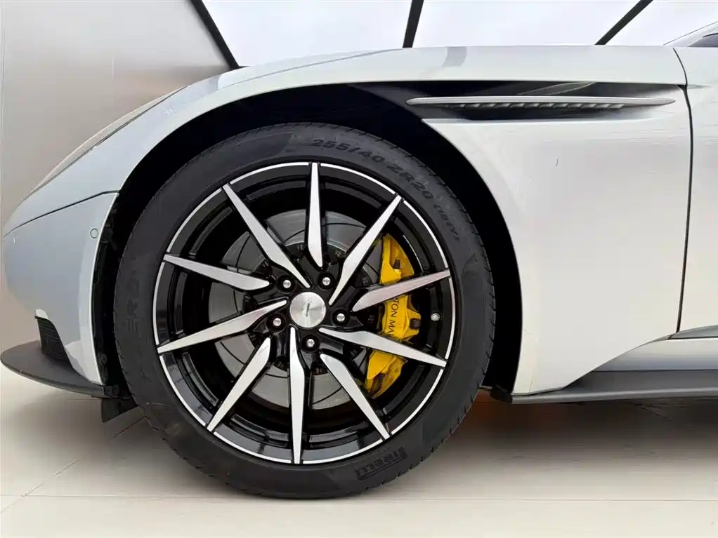 Aston Martin DB11 — фото 13