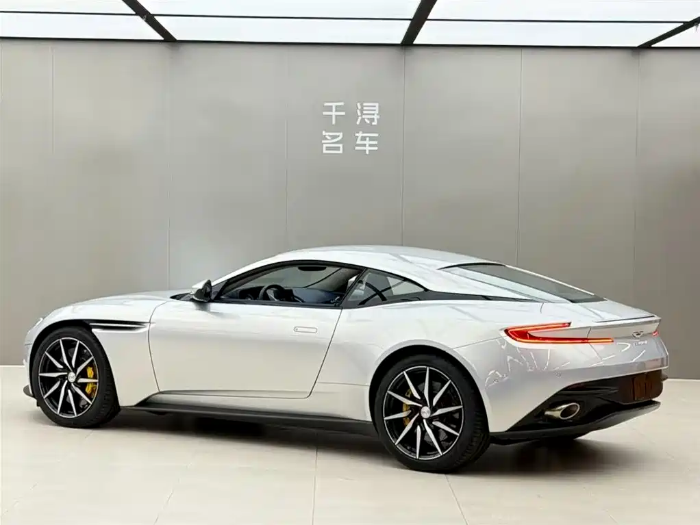 Aston Martin DB11 — фото 14