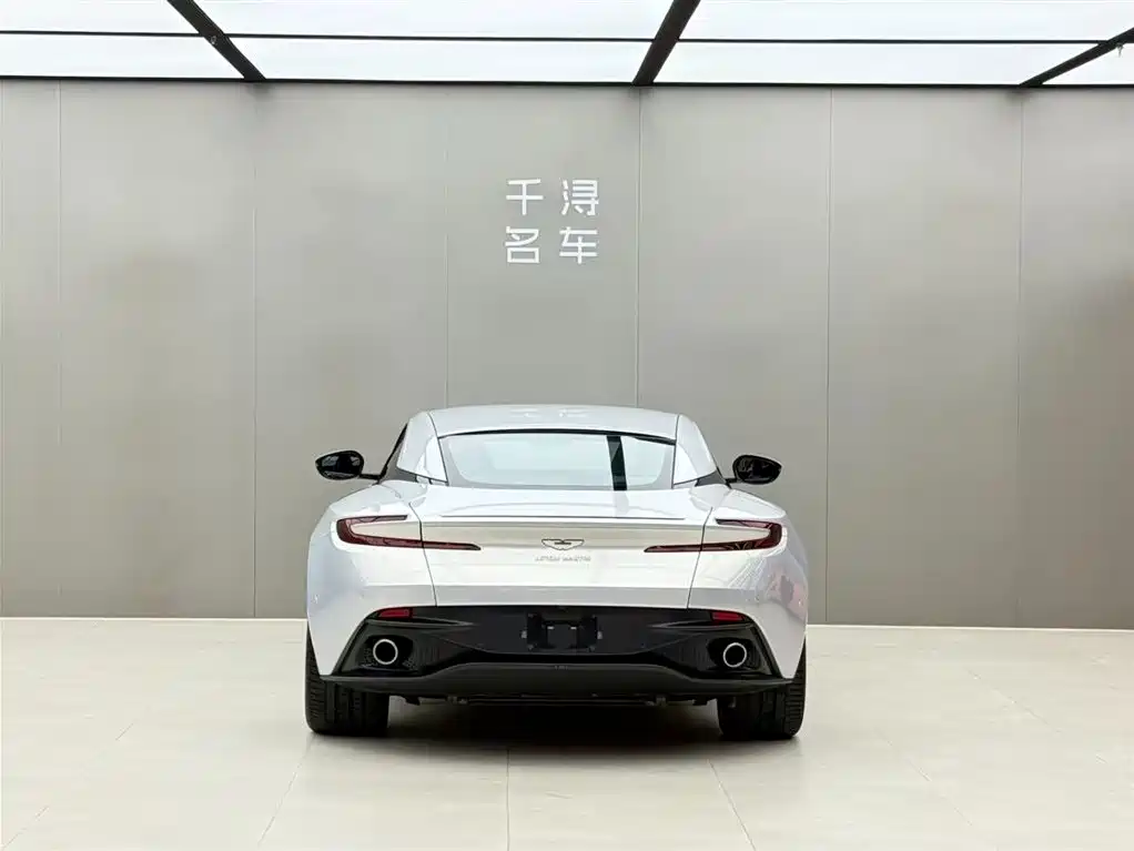 Aston Martin DB11 — фото 15