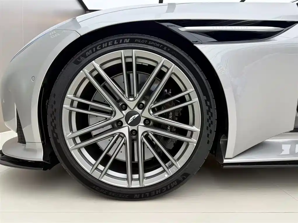 Aston Martin DB12 — фото 14