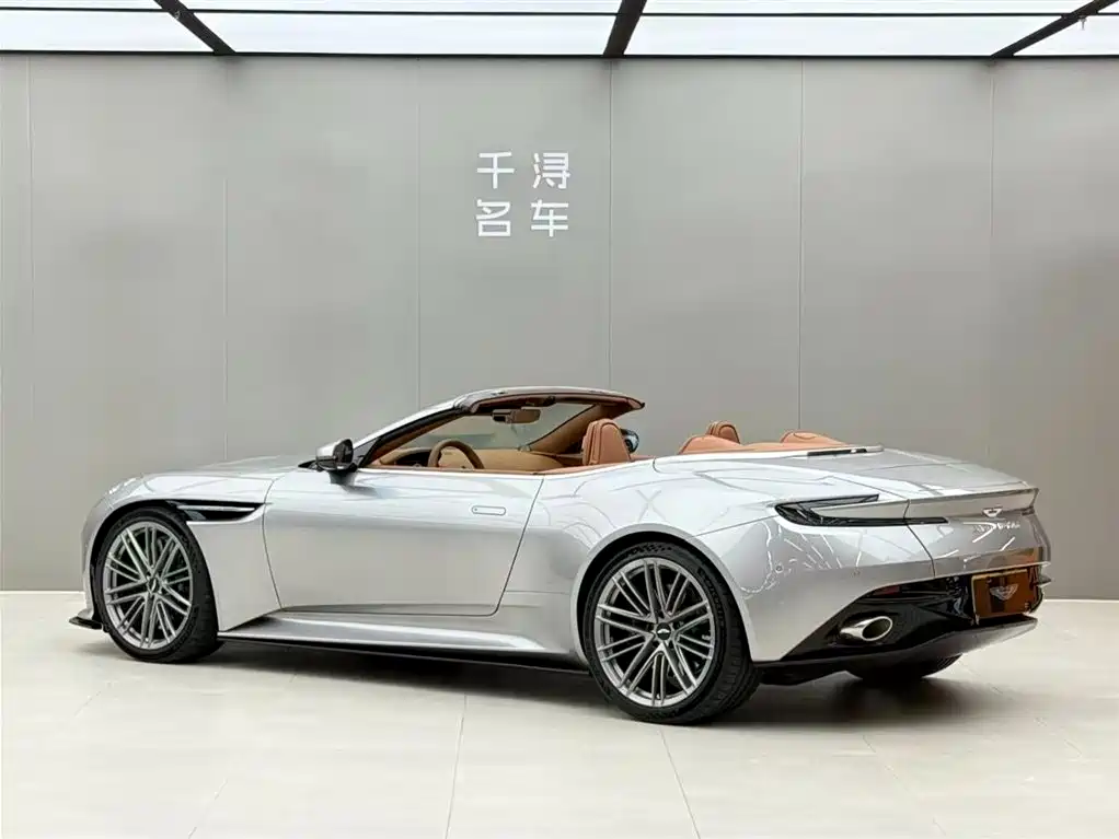 Aston Martin DB12 — фото 15