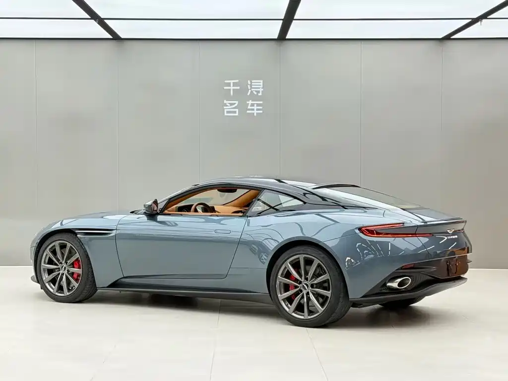 Aston Martin DB11 — фото 14