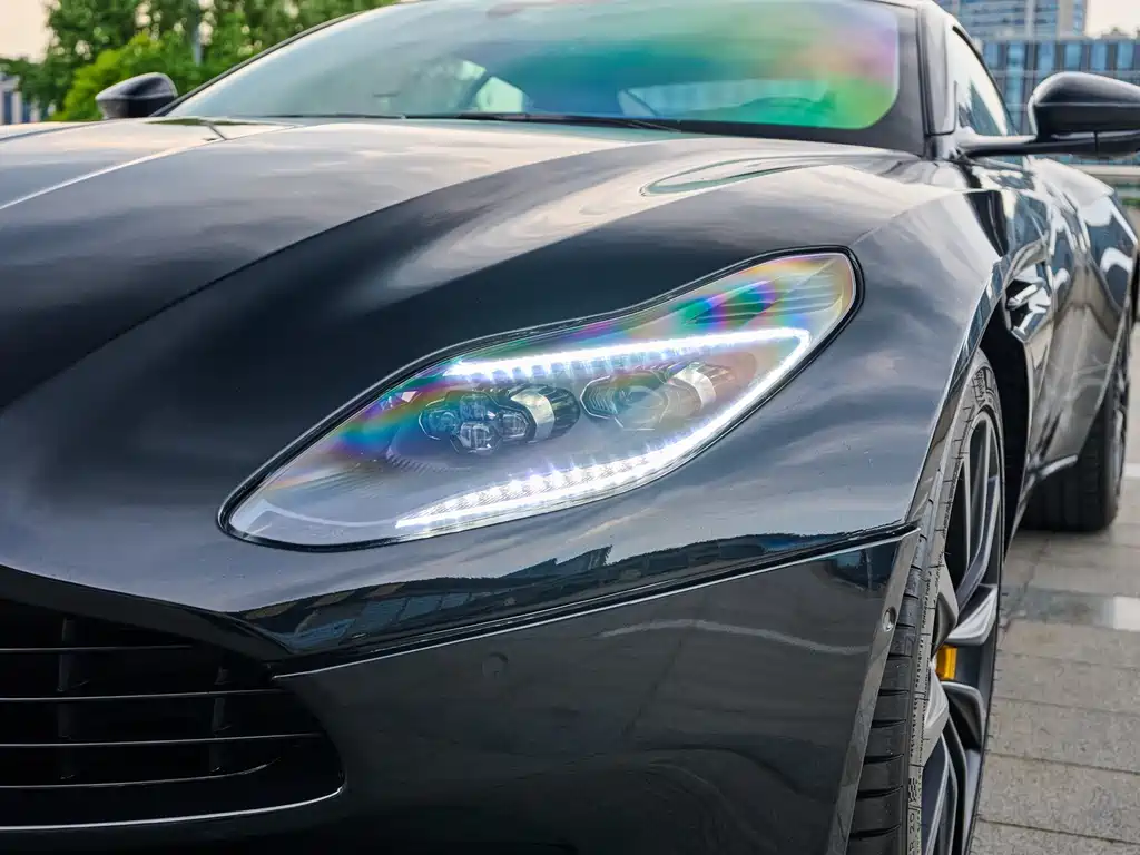 Aston Martin DB11 — фото 6