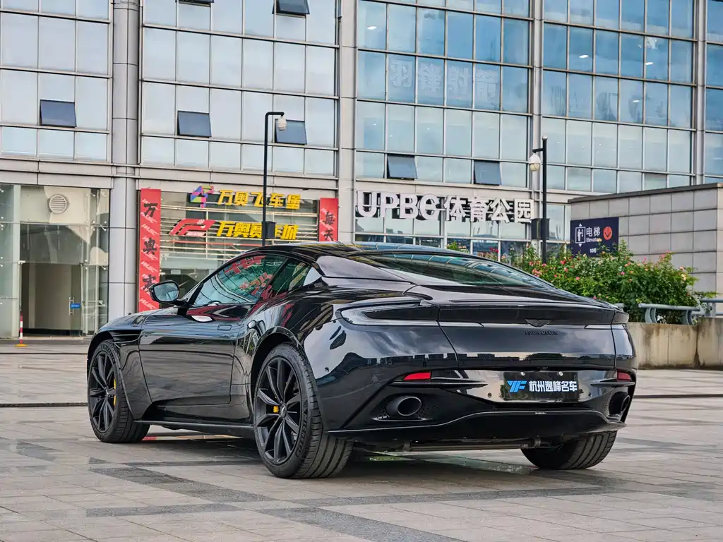 Aston Martin DB11 — фото 7