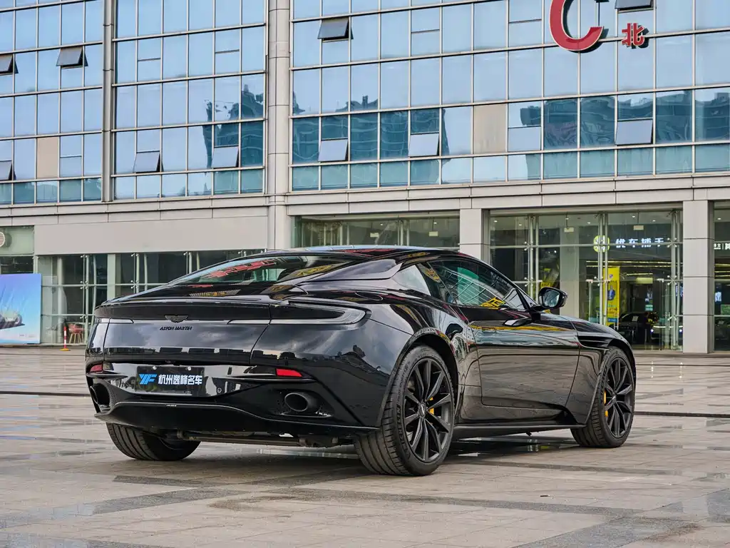 Aston Martin DB11 — фото 9