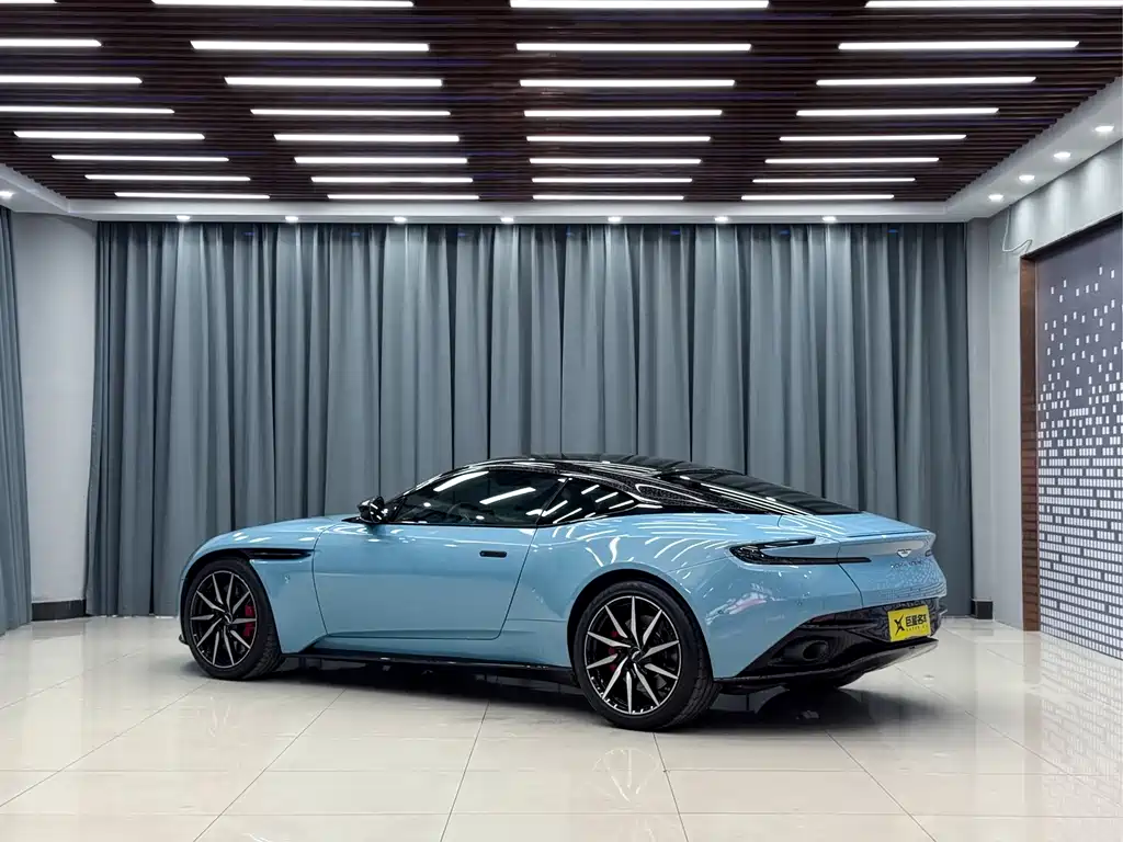 Aston Martin DB11 — фото 9