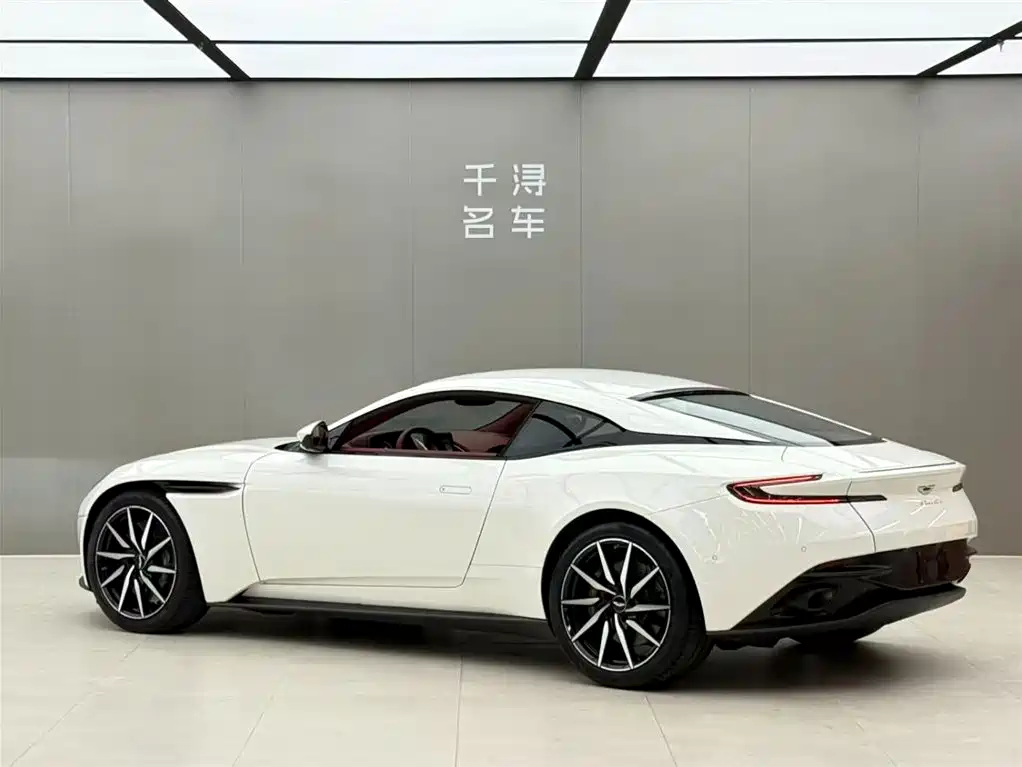 Aston Martin DB11 — фото 14