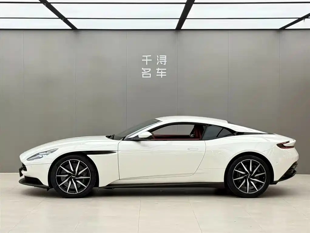 Aston Martin DB11 — фото 3