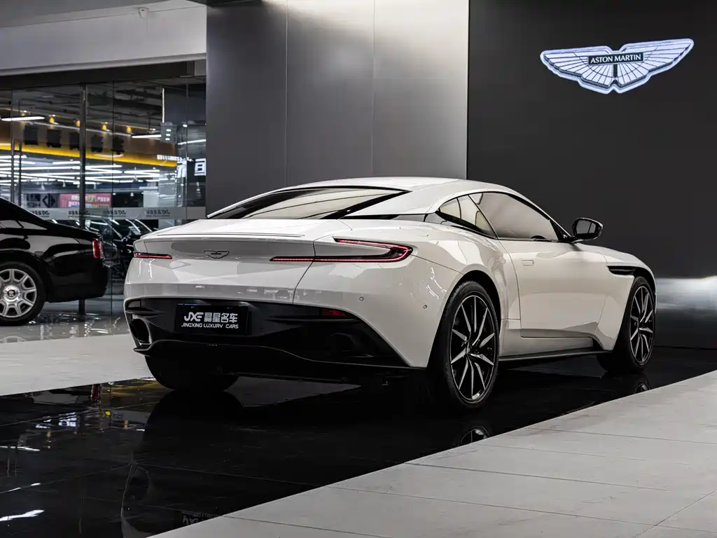 Aston Martin DB11 — фото 13