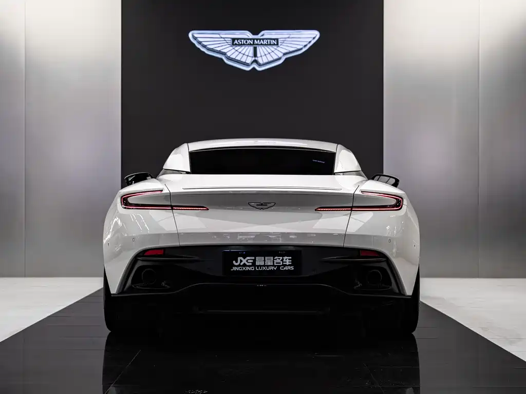 Aston Martin DB11 — фото 14