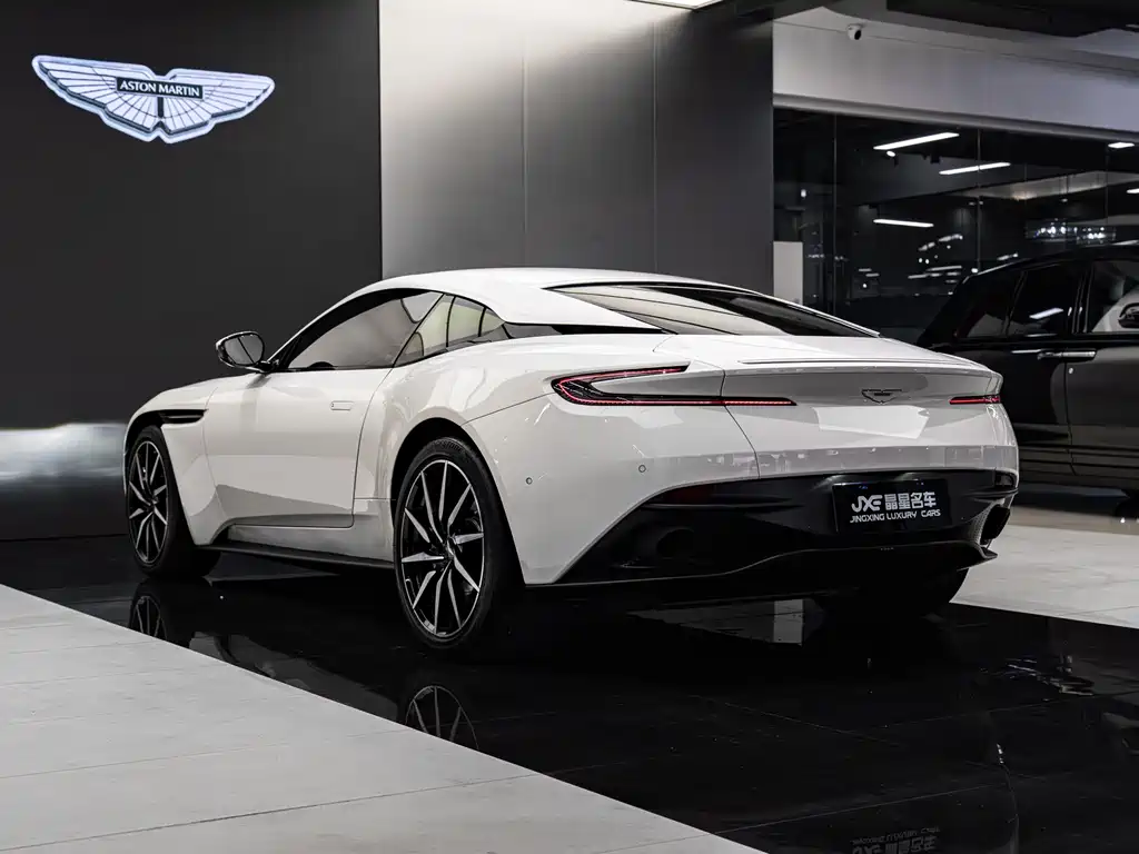 Aston Martin DB11 — фото 15