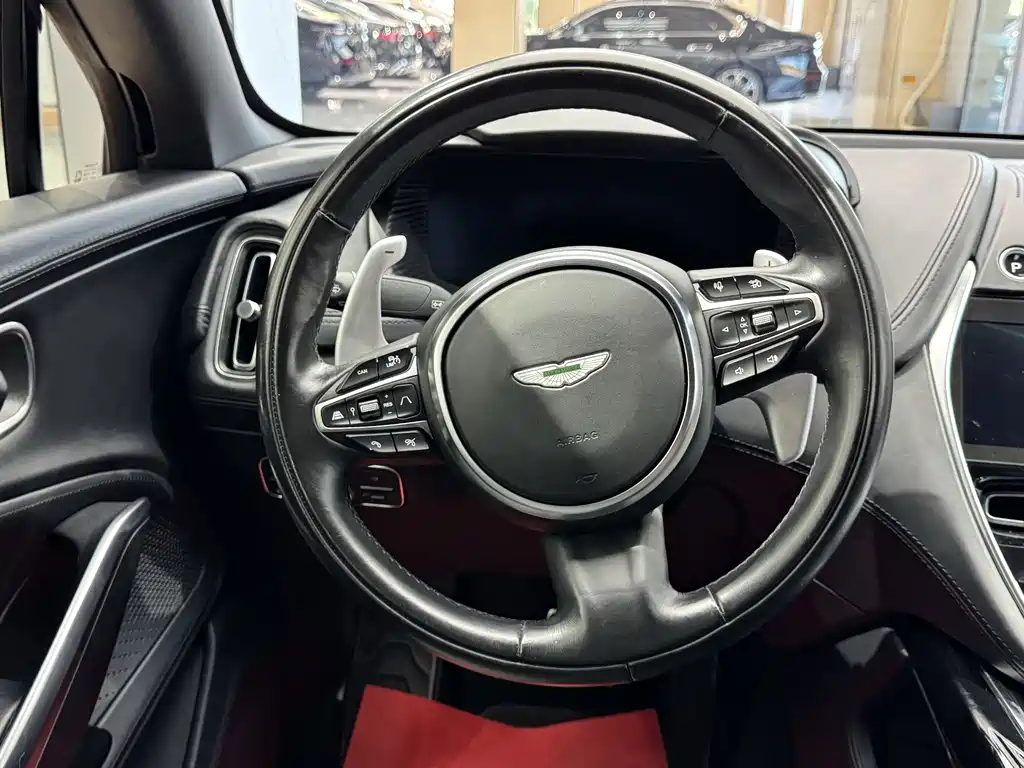 Aston Martin DBX — фото 16