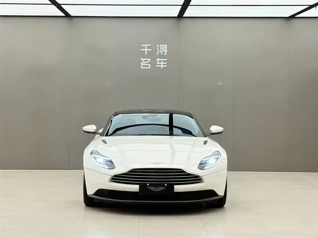 Aston Martin DB11 — фото 2