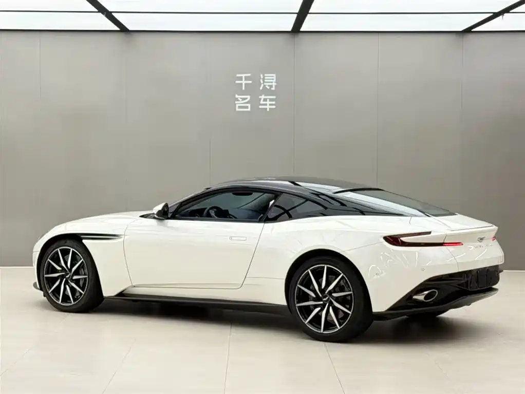Aston Martin DB11 — фото 14