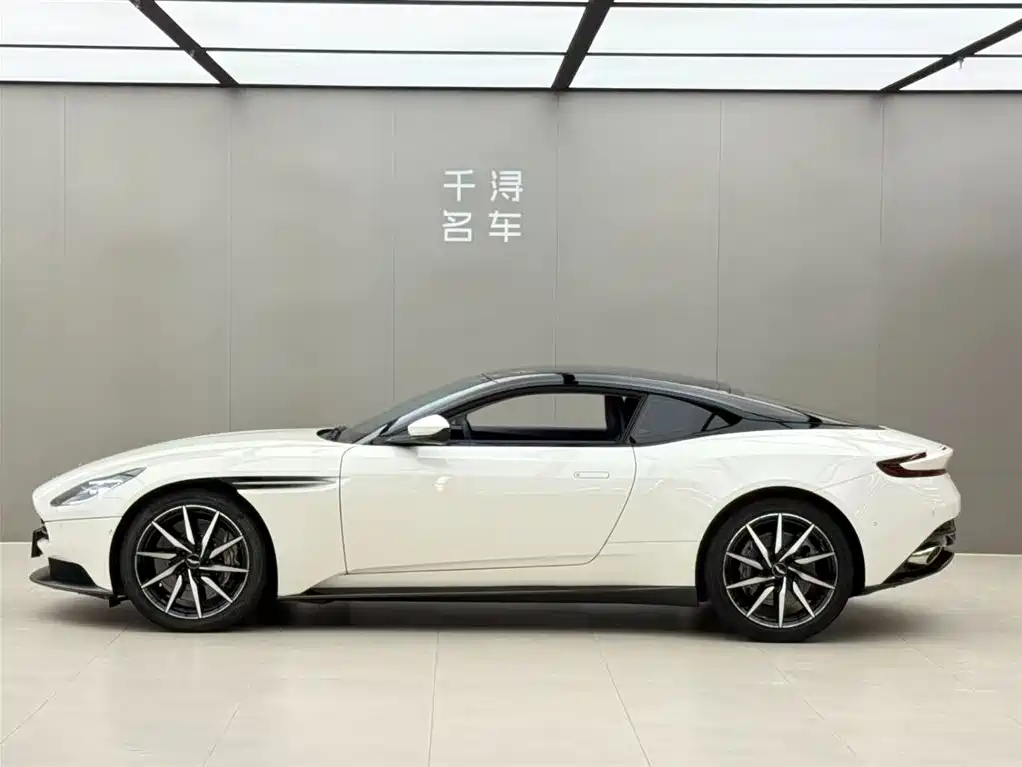 Aston Martin DB11 — фото 3
