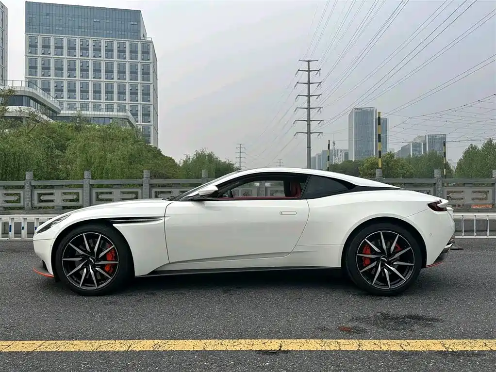 Aston Martin DB11 — фото 2