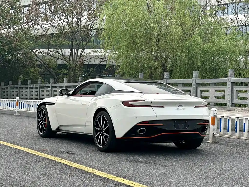 Aston Martin DB11 — фото 3