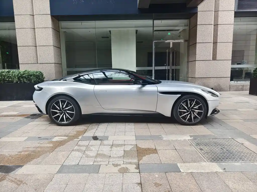 Aston Martin DB11 — фото 2