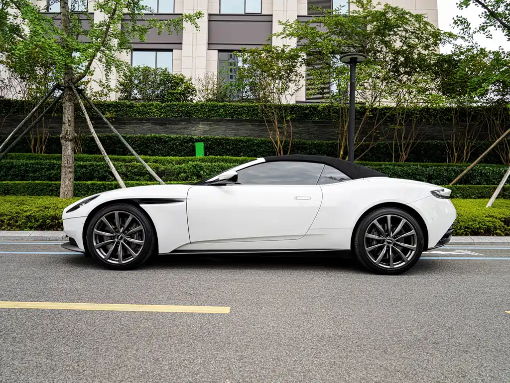 Aston Martin DB11 — фото 26