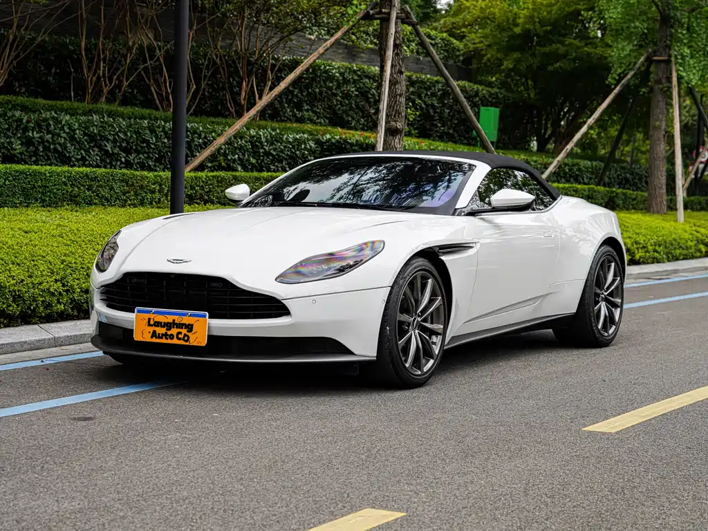 Aston Martin DB11 — фото 31