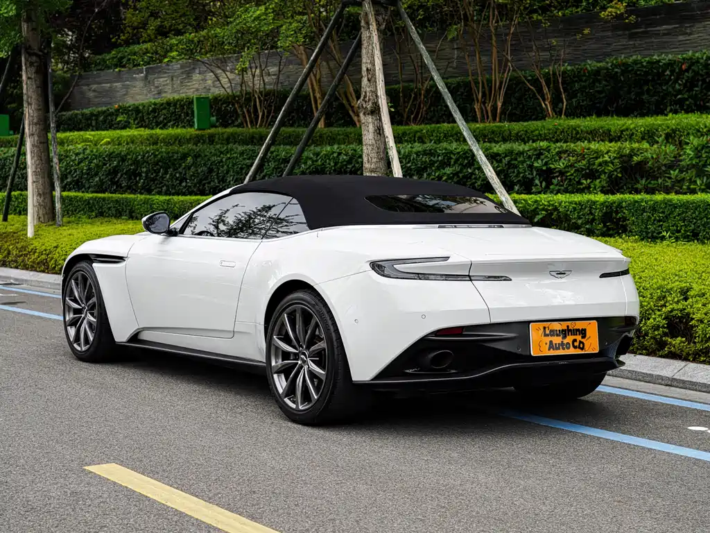 Aston Martin DB11 — фото 33