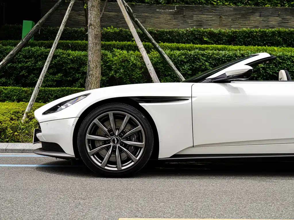 Aston Martin DB11 — фото 6