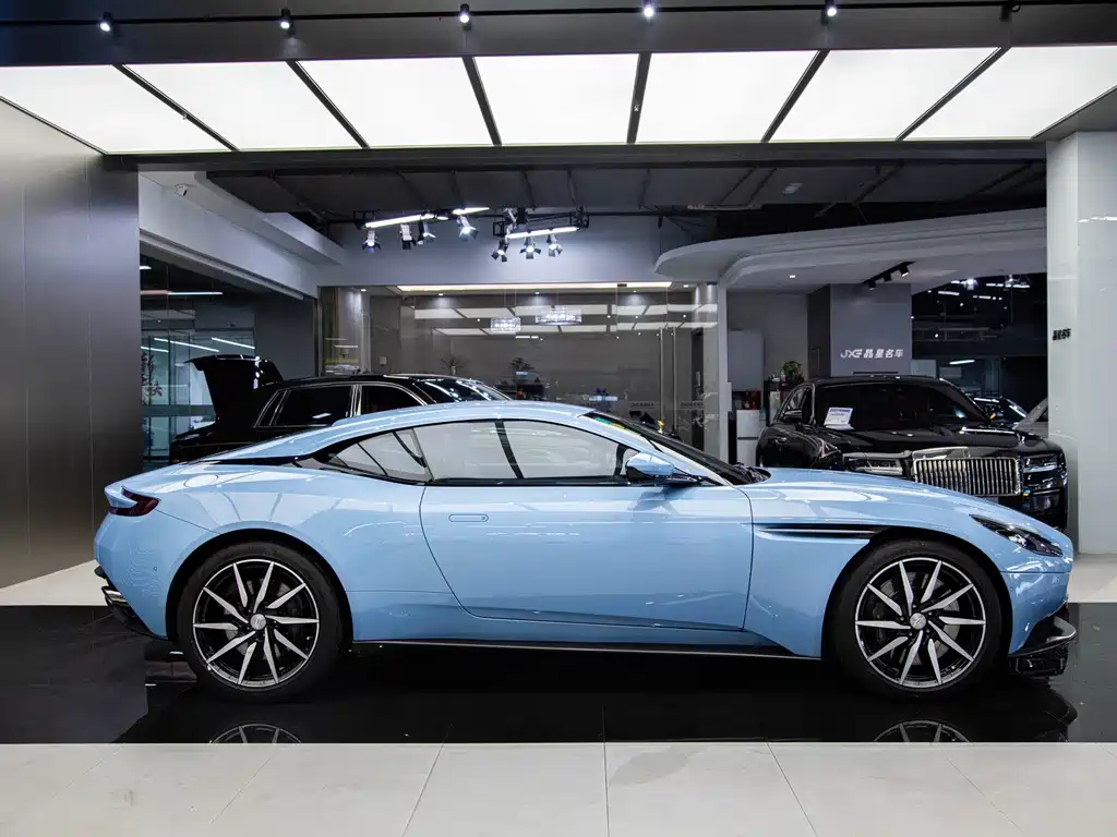 Aston Martin DB11 — фото 11