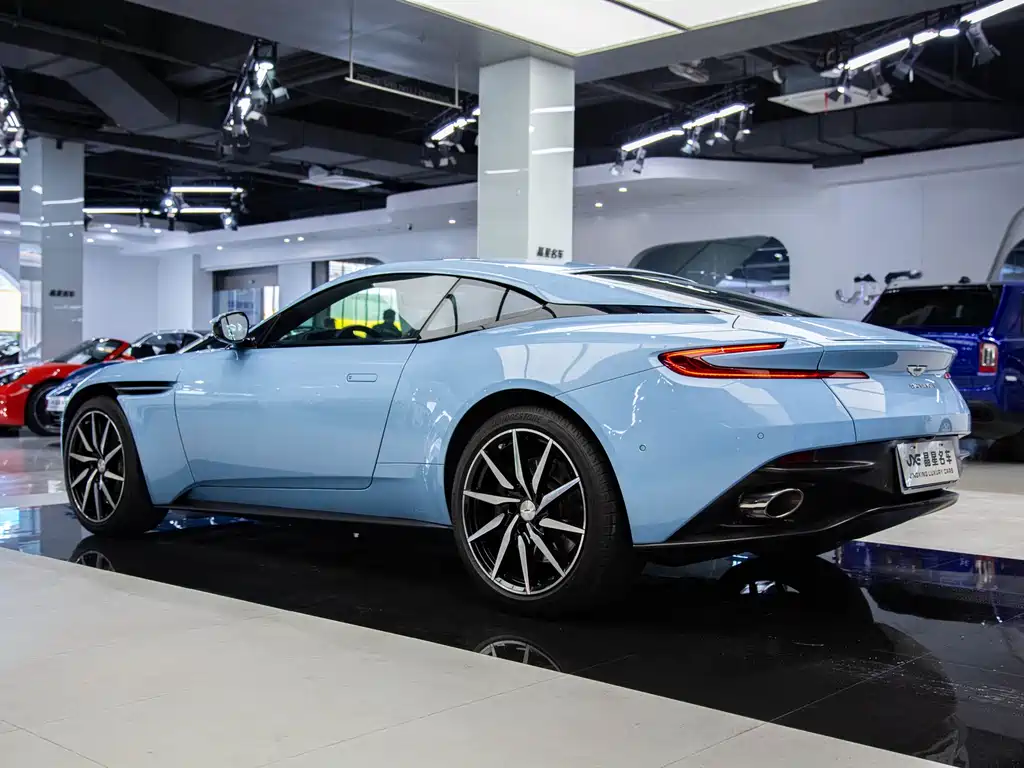 Aston Martin DB11 — фото 14