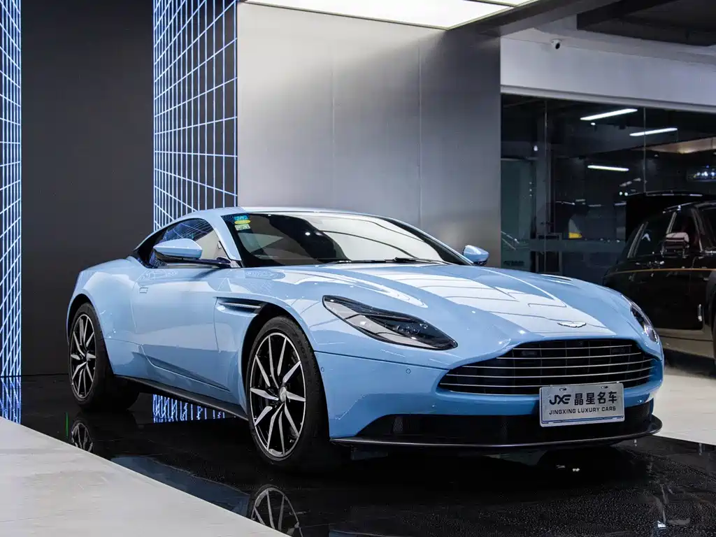 Aston Martin DB11 — фото 16