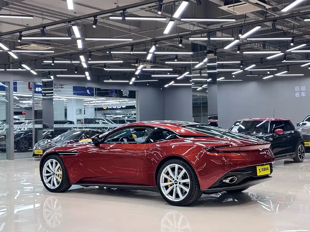 Aston Martin DB11 — фото 9
