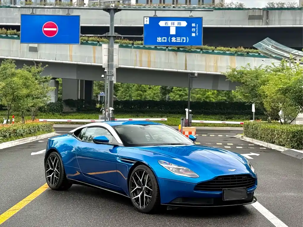 Aston Martin DB11 — фото 2